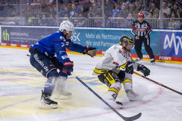 DEL, German Ice Hockey League, 2026–27 Season, Matchday 3: Adler Mannheim vs. Krefeld Pinguine—John Gilmour (7) of Mannheim and Roope Mäkitalo (91) of Krefeld in a race for the puck Copyright: xUdoxHerrmannx