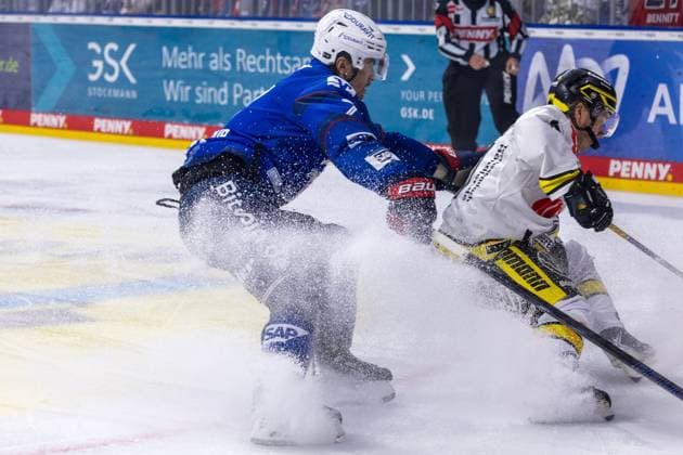 DEL, German Ice Hockey League, 2026–27 Season, Matchday 3: Adler Mannheim vs. Krefeld Pinguine—John Gilmour (7) of Mannheim and Roope Mäkitalo (91) of Krefeld in a race for the puck Copyright: xUdoxHerrmannx