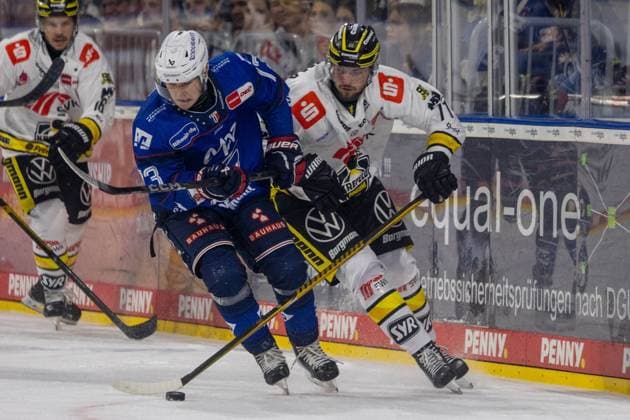 DEL, German Ice Hockey League, 2026–27 Season, Matchday 3: Adler Mannheim vs. Krefeld Pinguine—Zachary Solow (73, Mannheim) and Yannick Proske (71, Krefeld) battle for the puck Copyright: xUdoxHerrmannx