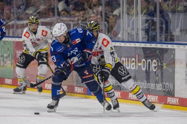 DEL, German Ice Hockey League, 2026–27 Season, Matchday 3: Adler Mannheim vs. Krefeld Pinguine—Zachary Solow (73, Mannheim) and Yannick Proske (71, Krefeld) battle for the puck Copyright: xUdoxHerrmannx