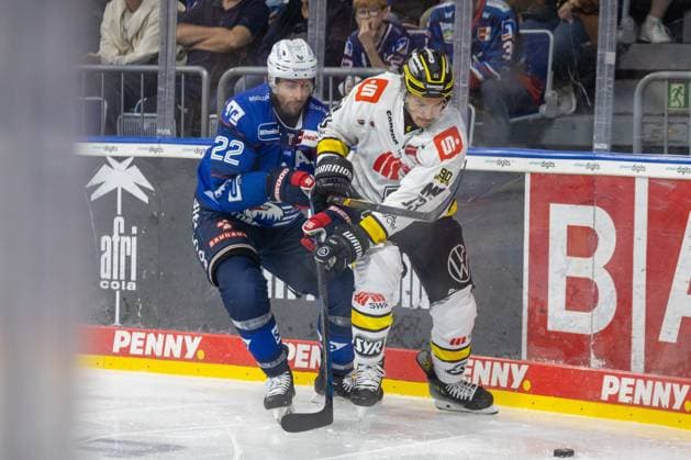 DEL, German Ice Hockey League, 2026–27 Season, Matchday 3: Adler Mannheim vs. Krefeld Pinguine—Matthias Plachta (22, Mannheim) and Stuart Percy (93, Krefeld) battle for the puck Copyright: xUdoxHerrmannx