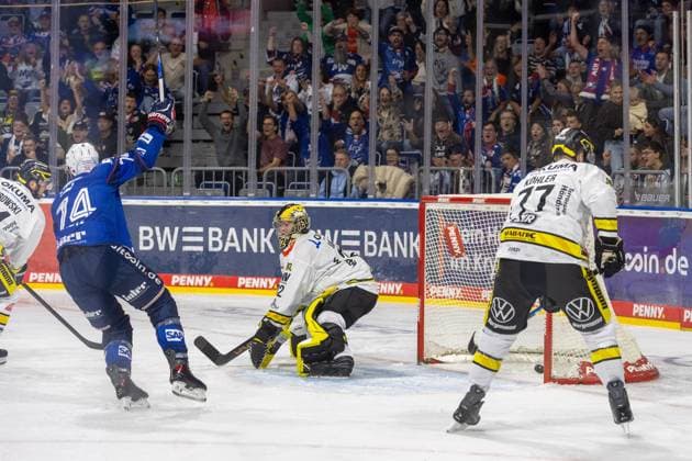 DEL, German Ice Hockey League, 2026–27 Season, Matchday 3: Adler Mannheim vs. Krefeld Pinguine. Justin Schütz 74. Mannheim celebrates Patrick Brown’s goal, which gave the Adler a 1–0 lead (not pictured). Copyright: xUdoxHerrmannx