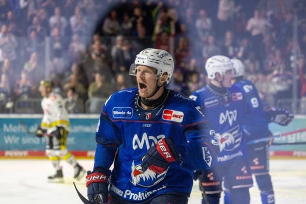 DEL, German Ice Hockey League, 2026–27 Season, Matchday 3: Adler Mannheim vs. Krefeld Pinguine. Patrick Brown, 38, celebrates his goal to make it 1–0. Copyright: xUdoxHerrmannx