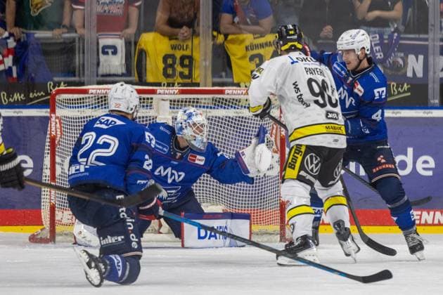 DEL, German Ice Hockey League, 2026–27 Season, Matchday 3: Adler Mannheim vs. Krefeld Pinguine. A shot by Krefeld on the power play, but Jake Hildebrand (No. 30) of Mannheim makes a solid save. Copyright: xUdoxHerrmannx