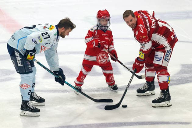 Sahnpark Crimmitschau, September 25, 2026; 2026–27 Season; Ice Hockey; 2nd Bundesliga; Regular Season; Game 3; Saxony Ice Arena; Eispiraten vs. Dresdner Eislöwen; Farewell to Andre Schiedzold, former captain and homegrown player from the EPC here at the face-off with Dane Fox Dresden Crimmitschau, Saxony, Germany