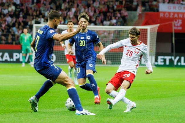Warsaw 25.09.2026. Football UEFA Nations League match between Poland and Bosnia and Herzegovina in Warsaw, Poland --- Mecz pilka nozna UEFA Liga Narodow Polska - Bosnia i Hercegowina w Warszawie Persons Shown : Sebastian Szymanski Esmir Bajraktarevic Fot. Antoni Byszewski Arena Akcji NEWSPIX.PL --- newspix.pl 