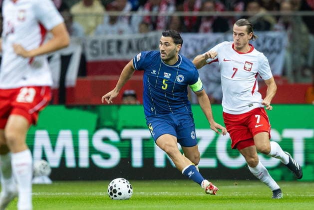 WARSAW, POLAND - SEPTEMBER 25: Sead Kolasinac Jakub Kaminski during the UEFA Nations League B Group 4 Round 1 MD1 match between Poland nad Bosnia and Herzegovina at PGE Narodowy on September 25, 2026 in Warsaw, Poland --- Pilka nozna. Liga Narodow B Grupa 4 mecz : Polska - Bosnia i Hercegowina (Photo by Igor Jakubowski Arena Akcji) NEWSPIX.PL --- newspix.pl 