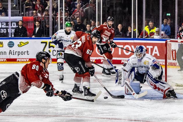 Gregor MacLeod, Cologne Sharks, 89; Patrick Russell, Cologne Sharks, 63 vs. Jack LaFontaine, Eisbären Berlin, 45; Cologne Sharks vs. Eisbären Berlin, Ice Hockey, Penny DEL, Matchday 03, 2026–2027, September 25, 2026, Cologne Sharks vs. Eisbären Berlin, Ice Hockey, Penny DEL, Matchday 03, 2026–2027, September 25, 2026, Cologne Copyright: xEibner-Pressefoto GerhardxWingenderx EP_GWR