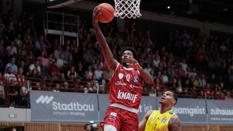 Pictured from left: Eddie Colbert III of the Würzburg Baskets (0) with a layup against Demajeo Wiggins of the EWE Baskets Oldenburg (2), September 25, 2026, Fitness First Würzburg Baskets vs. EWE Baskets Oldenburg, easyCredit BBL, Matchday 2, Germany, 97072, tectake Arena Würzburg, Copyright: HMBxMedia xJulienxBecker