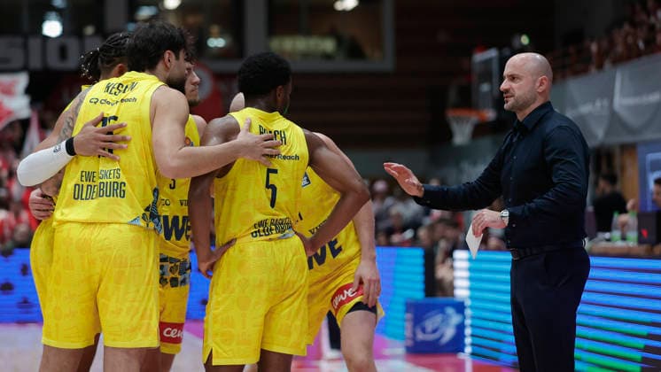 Pictured: Head Coach Milenko Bogicevic of EWE Baskets Oldenburg (on the right) giving instructions to his players, September 25, 2026, Fitness First Würzburg Baskets vs. EWE Baskets Oldenburg, easyCredit BBL, Matchday 2, Germany, 97072, tectake Arena Würzburg, Copyright: HMBxMedia xJulienxBecker