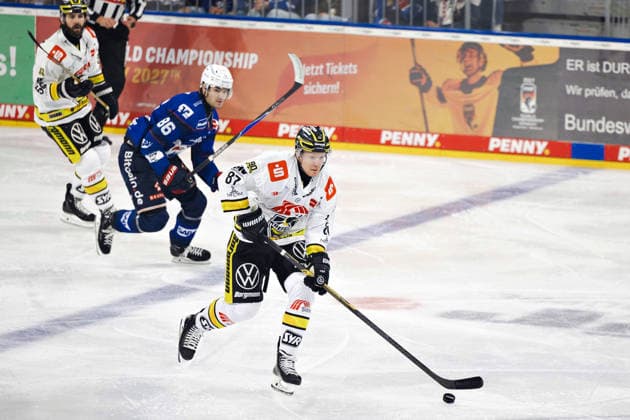 87 GOGULLA Phillip Krefeld Pinguine controls the puck GER, Adler Mannheim vs. Krefeld Pinguine, Ice Hockey, PENNY DEL, Matchday 3, 2026–2027 Season, September 25, 2026 GER, Adler Mannheim vs. Krefeld Pinguine, Ice Hockey, PENNY DEL, Matchday 3, 2026–2027 Season, September 25, 2026 Germany Copyright: xEibner-Pressefoto LenaxUllrichx EP_LUH