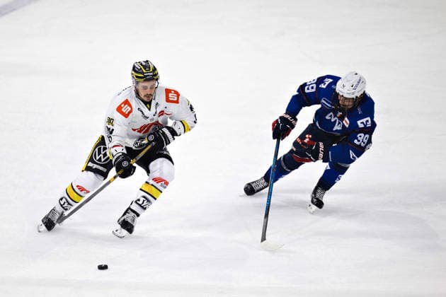 90 PAYERL Adam, Krefeld Pinguine, battling for the puck with 38 BROWN Patrick, Adler Mannheim, GER; Adler Mannheim vs. Krefeld Pinguine, Ice Hockey, PENNY DEL, Matchday 3, 2026–2027 Season, September 25, 2026 GER, Adler Mannheim vs. Krefeld Pinguine, Ice Hockey, PENNY DEL, Matchday 3, 2026–2027 Season, September 25, 2026 Germany Copyright: xEibner-Pressefoto LenaxUllrichx EP_LUH