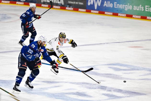 22 PLACHTA Matthias (Adler Mannheim) battles for the puck with 38 SCHÜTZ Tim (Krefeld Pinguine) GER, Adler Mannheim vs. Krefeld Pinguine, Ice Hockey, PENNY DEL, Matchday 3, 2026–2027 Season, September 25, 2026 GER, Adler Mannheim vs. Krefeld Pinguine, Ice Hockey, PENNY DEL, Matchday 3, 2026–2027 Season, September 25, 2026 Germany Copyright: xEibner-Pressefoto LenaxUllrichx EP_LUH