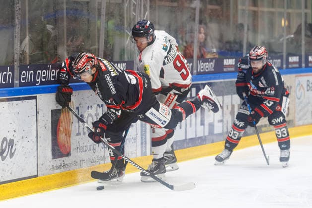 Joshua Rust ’94, ECDC Memmingen Indians, and Kilian Kühnhauser ’95, EHC Freiburg, during the game between the ECDC Memmingen Indians and EHC Freiburg, ice hockey, men’s, DEL2, 2026–2027, Matchday 3 on September 25, 2026, in Memmingen, Kutter Arena, Bavaria, Germany