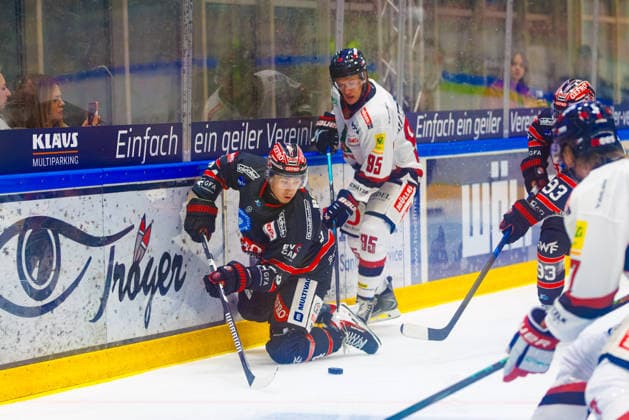 Joshua Rust ’94, ECDC Memmingen Indians, and Kilian Kühnhauser ’95, EHC Freiburg, during the game between the ECDC Memmingen Indians and EHC Freiburg, ice hockey, men’s, DEL2, 2026–2027, Matchday 3 on September 25, 2026, in Memmingen, Kutter Arena, Bavaria, Germany