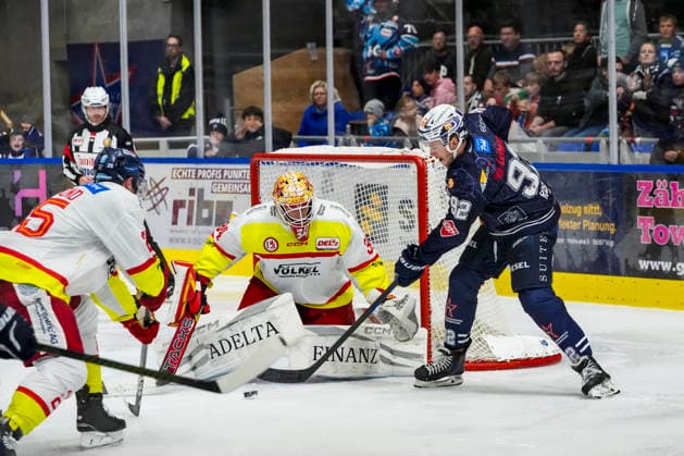Scoring chance for the 1-1 tie by Mark Rassell of the Ravensburg Towerstars (No. 92) against Jonas Langmann of the Düsseldorf EG (No. 34), GER, Ravensburg Towerstars vs. Düsseldorf EG, ice hockey, DEL2 regular season, Matchday 3, 2026–2027 season, September 25, 2026, GER, Ravensburg Towerstars vs. Düsseldorf EG, Ice Hockey, DEL2 Regular Season, Matchday 3, 2026–2027 Season, September 25, 2026, Ravensburg Copyright: xEibner-Pressefoto MaximilianxRistx EP_MRT