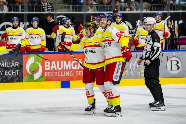 Goal celebration for the 0-2 goal by Carter Turnbull (Duesseldorfer EG, 98) and Maximilian Faber (Duesseldorfer EG, 63), GER, Ravensburg Towerstars vs. Düsseldorf EG, Ice Hockey, DEL2 Regular Season, Matchday 3, 2026–2027 Season, September 25, 2026 GER, Ravensburg Towerstars vs. Düsseldorf EG, Ice Hockey, DEL2 Regular Season, Matchday 3, 2026–2027 Season, September 25, 2026 Ravensburg Copyright: xEibner-Pressefoto MaximilianxRistx EP_MRT