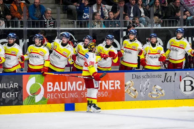 Carter Turnbull, Düsseldorf EG, 98, high-fiving teammates on the bench after scoring the goal to make it 0–2, GER, Ravensburg Towerstars vs. Düsseldorf EG, ice hockey, DEL2 regular season, Matchday 3, 2026–2027 season, September 25, 2026, GER, Ravensburg Towerstars vs. Düsseldorf EG, Ice Hockey, DEL2 Regular Season, Matchday 3, 2026–2027 Season, September 25, 2026, Ravensburg Copyright: xEibner-Pressefoto MaximilianxRistx EP_MRT