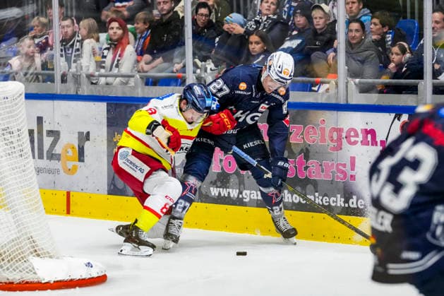 Battle for the Puck: Face-off between Kristian Blumenschein of the Düsseldorf EG (No. 8) and Thomas Reichel of the Ravensburg Towerstars, 27, GER, Ravensburg Towerstars vs. Düsseldorf EG, Ice Hockey, DEL2 Regular Season, Matchday 3, 2026–2027 Season, September 25, 2026, GER, Ravensburg Towerstars vs. Düsseldorf EG, Ice Hockey, DEL2 Regular Season, Matchday 3, 2026–2027 Season, September 25, 2026, Ravensburg Copyright: xEibner-Pressefoto MaximilianxRistx EP_MRT