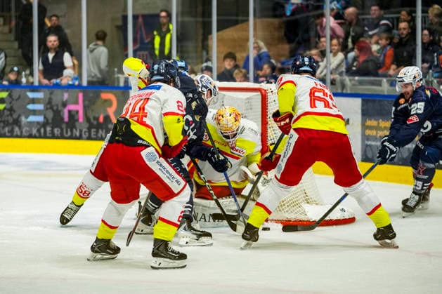 Scoring chance for the 1-2 by Matt Fonteyne of the Ravensburg Towerstars, 17, against Jonas Langmann of the Düsseldorf EG, 34, GER, Ravensburg Towerstars vs. Düsseldorf EG, Ice Hockey, DEL2 Regular Season, Matchday 3, 2026–2027 Season, September 25, 2026, GER, Ravensburg Towerstars vs. Düsseldorfer EG, Ice Hockey, DEL2 Regular Season, Matchday 3, 2026–2027 Season, September 25, 2026, Ravensburg Copyright: xEibner-Pressefoto MaximilianxRistx EP_MRT