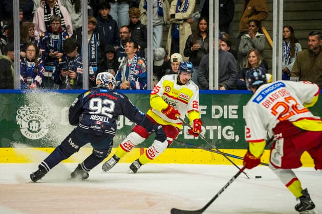 Battle for the Puck: Face-off between Mark Rassell of the Ravensburg Towerstars, 92, and Tariq Hammond of the Düsseldorf EG, 25, GER, Ravensburg Towerstars vs. Düsseldorf EG, Ice Hockey, DEL2 Regular Season, Matchday 3, 2026–2027 Season, September 25, 2026 GER, Ravensburg Towerstars vs. Düsseldorf EG, Ice Hockey, DEL2 Regular Season, Matchday 3, 2026–2027 Season, September 25, 2026 Ravensburg Copyright: xEibner-Pressefoto MaximilianxRistx EP_MRT
