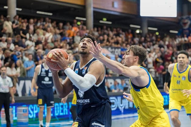 Kostja Mushidi MBC, 10, Kristofer Krause Jena, 36, Syntainics MBC vs. Science City Jena, BBL, Men’s Basketball, 1st Bundesliga, Matchday 2, 2026–27 Season, September 25, 2026, Weißenfels Stadthalle, Saxony-Anhalt, Germany