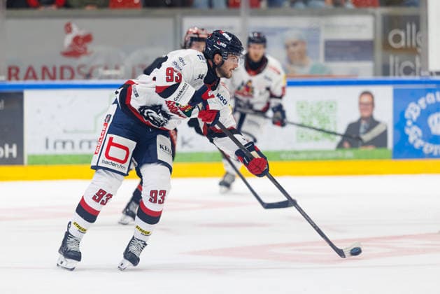 Parker Bowles, 93, EHC Freiburg, during the game between the ECDC Memmingen Indians and EHC Freiburg, ice hockey, men s, DEL2, 2026–2027, Matchday 3 on September 25, 2026, in Memmingen, Kutter Arena, Bavaria, Germany