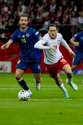 Poland - Bosnia and Herzegovina 25.09.2026 football, Warsaw, PGE National Stadium, UEFA Nations League B Group B4 (pilka nozna, Warszawa, Liga Narodow ) game , match Poland - Bosnia and Herzegovina image shows: Ivan Sunjic (L) Piotr Zielinski (R) photo Katarzyna Plewczynska Fotostyk Copyright: xKatarzynaxPlewczynskax KAPL2364