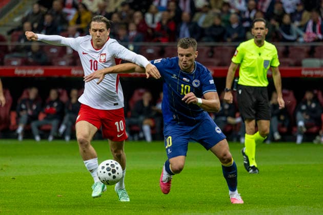Poland - Bosnia and Herzegovina 25.09.2026 football, Warsaw, PGE National Stadium, UEFA Nations League B Group B4 (pilka nozna, Warszawa, Liga Narodow ) game , match Poland - Bosnia and Herzegovina image shows: Piotr Zielinski (L) Ermedin Demirovic (C) referee Anastasios Papapetrou (R) photo Katarzyna Plewczynska Fotostyk Copyright: xKatarzynaxPlewczynskax KAPL2394