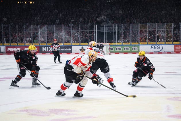 Constantin Braun, Nuremberg Ice Tigers, 90; Markus Schweiger, Löwen Frankfurt, 64 (GER); Löwen Frankfurt vs. Nuremberg Ice Tigers, ice hockey, Penny DEL, Matchday 3, 2026–2027 season, September 25, 2026, Eibner Press Photo, Attila Ziga, GER, Löwen Frankfurt vs. Nuremberg Ice Tigers, Ice Hockey, Penny DEL, Matchday 3, 2026–2027 Season, September 25, 2026, Frankfurt Copyright: xEibner-Pressefotox EP_AZA