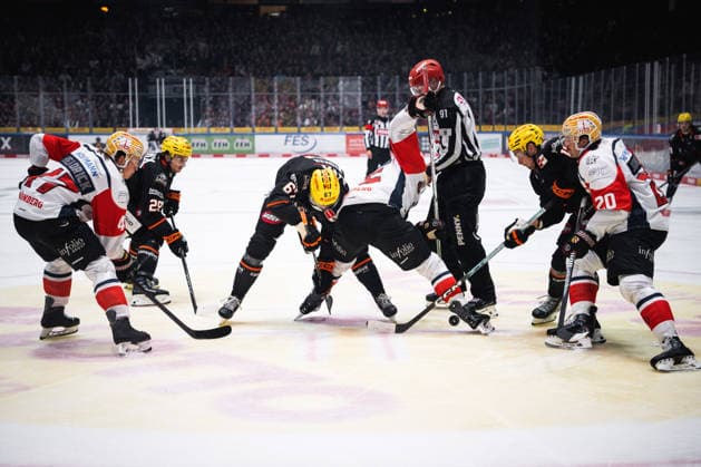 Matthew Wedman, Loewen Frankfurt, 67, Ryan Jones, Nuremberg Ice Tigers, 20 (GER), Loewen Frankfurt vs. Nuremberg Ice Tigers, ice hockey, Penny DEL, Matchday 3, 2026–2027 season, September 25, 2026 Eibner Press Photo Attila Ziga GER, Loewen Frankfurt vs. Nuremberg Ice Tigers, Ice Hockey, Penny DEL, Matchday 3, 2026–2027 Season, September 25, 2026 Frankfurt Copyright: xEibner-Pressefotox EP_AZA