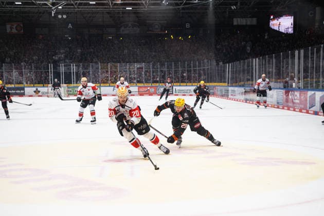 Ryan Jones, Nuremberg Ice Tigers, 20; Anthony Romano, Löwen Frankfurt, 29 (GER); Löwen Frankfurt vs. Nuremberg Ice Tigers, ice hockey, Penny DEL, Matchday 3, 2026–2027 season, September 25, 2026, Eibner Press Photo, Attila Ziga (GER), Löwen Frankfurt vs. Nuremberg Ice Tigers, Ice Hockey, Penny DEL, Matchday 3, 2026–2027 Season, September 25, 2026, Frankfurt Copyright: xEibner-Pressefotox EP_AZA