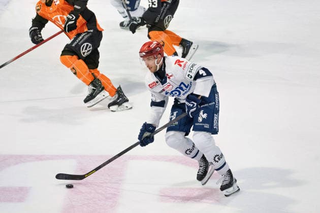 Alex Peters No. 4 Schwenninger Wild Wings GER, Grizzlys Wolfsburg vs. Schwenninger Wild Wings, Ice Hockey, Penny DEL, Week 3, 2026–27 Season, September 25, 2026 GER, Grizzlys Wolfsburg vs. Schwenninger Wild Wings, ice hockey, Penny DEL, Week 3, 2026–27 season, September 25, 2026, Wolfsburg Copyright: xEibner-Pressefoto DanielxREINELTx EP_DRT