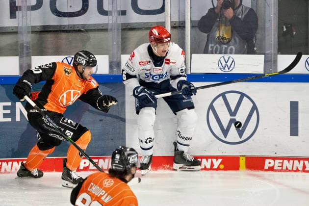 Dominik Bittner, No. 6, Schwenninger Wild Wings, and Julius Ramoser, No. 50, Grizzlys Wolfsburg (GER), Grizzlys Wolfsburg vs. Schwenninger Wild Wings, ice hockey, Penny DEL, Week 3, 2026–27 season, September 25, 2026, GER, Grizzlys Wolfsburg vs. Schwenninger Wild Wings, ice hockey, Penny DEL, Week 3, 2026–27 season, September 25, 2026, Wolfsburg Copyright: xEibner-Pressefoto DanielxREINELTx EP_DRT
