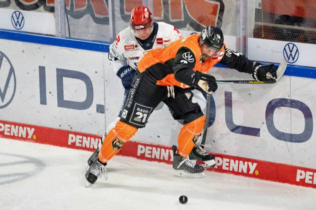Vadim Schreiner 13, Schwenninger Wild Wings vs. Keaton Thompson 4, Grizzlys Wolfsburg (GER), Grizzlys Wolfsburg vs. Schwenninger Wild Wings, Ice Hockey, Penny DEL, Week 3, 2026–27 Season, September 25, 2026 (GER), Grizzlys Wolfsburg vs. Schwenninger Wild Wings, Ice Hockey, Penny DEL, Week 3, 2026–27 Season, September 25, 2026, Wolfsburg Copyright: xEibner-Pressefoto DanielxREINELTx EP_DRT
