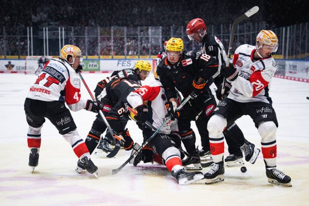 Nikolaus Heigl, Nuremberg Ice Tigers, 15; Eric Uba, Löwen Frankfurt, 18 (GER); Löwen Frankfurt vs. Nuremberg Ice Tigers, ice hockey, Penny DEL, Matchday 3, 2026–2027 season, September 25, 2026 Eibner Press Photo Attila Ziga GER, Löwen Frankfurt vs. Nuremberg Ice Tigers, Ice Hockey, Penny DEL, Matchday 3, 2026–2027 Season, September 25, 2026 Frankfurt Copyright: xEibner-Pressefotox EP_AZA