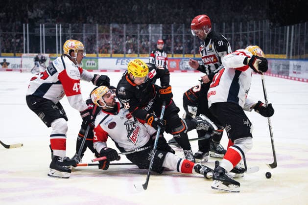 Nikolaus Heigl, Nuremberg Ice Tigers, 15; Eric Uba, Löwen Frankfurt, 18 (GER); Löwen Frankfurt vs. Nuremberg Ice Tigers, ice hockey, Penny DEL, Matchday 3, 2026–2027 season, September 25, 2026 Eibner Press Photo Attila Ziga GER, Löwen Frankfurt vs. Nuremberg Ice Tigers, Ice Hockey, Penny DEL, Matchday 3, 2026–2027 Season, September 25, 2026 Frankfurt Copyright: xEibner-Pressefotox EP_AZA