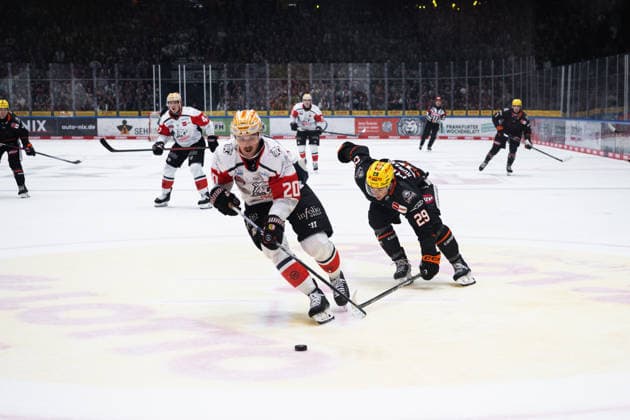Ryan Jones, Nuremberg Ice Tigers, 20; Anthony Romano, Löwen Frankfurt, 29 (GER); Löwen Frankfurt vs. Nuremberg Ice Tigers, ice hockey, Penny DEL, Matchday 3, 2026–2027 season, September 25, 2026, Eibner Press Photo, Attila Ziga (GER), Löwen Frankfurt vs. Nuremberg Ice Tigers, Ice Hockey, Penny DEL, Matchday 3, 2026–2027 Season, September 25, 2026, Frankfurt Copyright: xEibner-Pressefotox EP_AZA