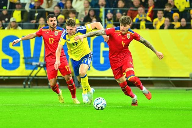 Strawberry Arena SOLNA, SWEDEN - SEPTEMBER 25: Viktor Gyokeres of Sweden and Andrei Coubis of Romania in a battle for the ball during the UEFA Nations League match between Sweden and Romania at Strawberry Arena on September 25, 2026 in Solna, Sweden. (Peter Sonander SPP) Copyright: xx spp-en-PeSo-20260925_SPP_PeterSonander_9862