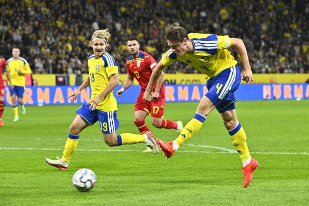 STOCKHOLM, SWEDEN 20260925 Sweden s Elliot Stroud and Sebastian Nanasi during Friday s Nations League soccer match between Sweden and Romania at Strawberry Arena, STOCKHOLM, SWEDEN x10090x  Copyright: xClaudioxBresciani TTx NATIONS LEAGUE SVERIGE-RUMÄNIEN