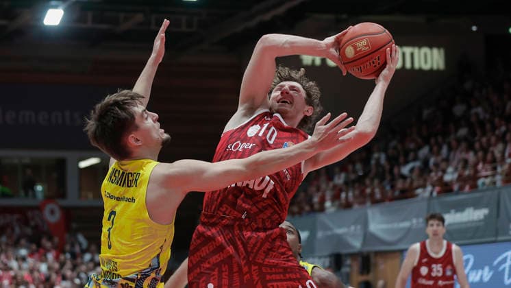 Pictured from left: Zachary Ensminger of EWE Baskets Oldenburg (No. 3) against Calvin Wishart of Wuerzburg Baskets (No. 10) with the ball on September 25, 2026, Fitness First Würzburg Baskets vs. EWE Baskets Oldenburg, easyCredit BBL, Matchday 2, Germany, 97072, tectake Arena Würzburg, Copyright: HMBxMedia xJulienxBecker