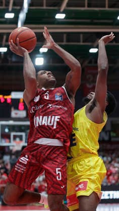 Pictured from left: Kenny Dye of the Würzburg Baskets, No. 5, making a layup against Jeremy Roach of the EWE Baskets Oldenburg, No. 5, on September 25, 2026, Fitness First Würzburg Baskets vs. EWE Baskets Oldenburg, easyCredit BBL, Matchday 2, Germany, 97072, tectake Arena Würzburg, Copyright: HMBxMedia xJulienxBecker