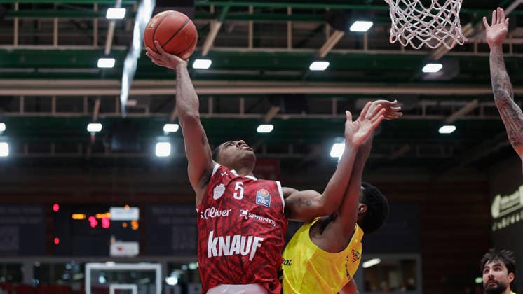 Pictured from left: Kenny Dye of the Würzburg Baskets, No. 5, making a layup against Jeremy Roach of the EWE Baskets Oldenburg, No. 5, on September 25, 2026, Fitness First Würzburg Baskets vs. EWE Baskets Oldenburg, easyCredit BBL, Matchday 2, Germany, 97072, tectake Arena Würzburg, Copyright: HMBxMedia xJulienxBecker