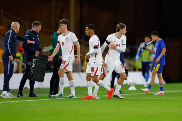 Wolverhampton, England, 25th September 2026. Sydie Peck of England U21, U 21 comes on to replace Archie Gray of England U21 during the England U21 vs Kazakhstan U21 UEFA European Under-21 Championship Qualifier match at Molineux, Wolverhampton. Picture credit should read: James Baylis Sportimage EDITORIAL USE ONLY. No use with unauthorised audio, video, data, fixture lists, club league logos or live services. Online in-match use limited to 120 images, no video emulation. No use in betting, games or single club league player publications. 021_SPI_JB_U21_ENGLAND_KAZAKHSTAN SPI-5018-0021