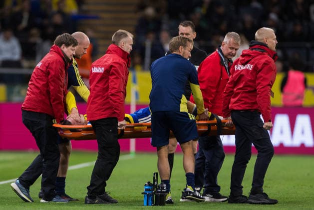 September 25, 2026: Emil Holm of Sweden leaves the field on a stretcher due to injury during the Nations League soccer match between Sweden and Romania on September 25, 2026 in Stockholm. Photo by Kenta Jönsson, BILDBYRAN COP 210 JM0854 bbeng soccer football fotball Nations League UEFA Nations League Sweden Sweden A Romania Romania injury  Copyright: KENTAxJÖNSSON BB260925KJ043