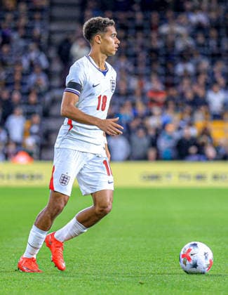England Under 21 v Kazakhstan Under 21 UEFA EURO, EM, Europameisterschaft,Fussball U21, U 21 2027 Qualifiers Joshua King of England Under 21 in possession during the UEFA Euro U21 2027 Qualifiers match at Molineux, Wolverhampton 25 09 2026 UK Newspapers OUT Copyright: xBenxCookx FIL-23997-0003