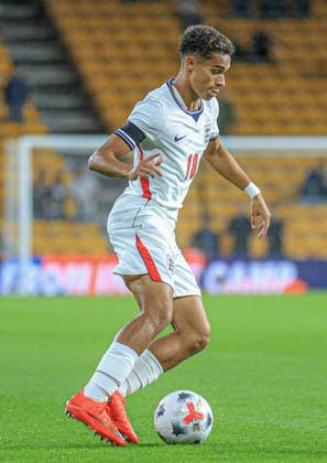 England Under 21 v Kazakhstan Under 21 UEFA EURO, EM, Europameisterschaft,Fussball U21, U 21 2027 Qualifiers Joshua King of England Under 21 in possession during the UEFA Euro U21 2027 Qualifiers match at Molineux, Wolverhampton 25 09 2026 UK Newspapers OUT Copyright: xBenxCookx FIL-23997-0005