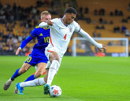 England Under 21 v Kazakhstan Under 21 UEFA EURO, EM, Europameisterschaft,Fussball U21, U 21 2027 Qualifiers Joshua Acheampong of England Under 21 battles for the ball with Yan Trufanov of Kazakhstan Under 21 during the UEFA Euro U21 2027 Qualifiers match at Molineux, Wolverhampton 25 09 2026 UK Newspapers OUT Copyright: xBenxCookx FIL-23997-0008