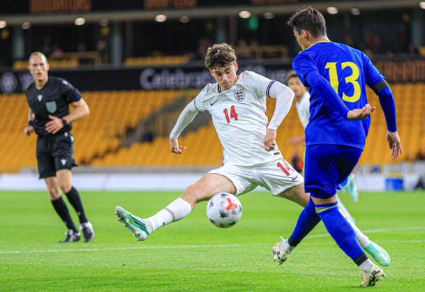 England Under 21 v Kazakhstan Under 21 UEFA EURO, EM, Europameisterschaft,Fussball U21, U 21 2027 Qualifiers Archie Gray of England Under 21 tries to intercept the pass during the UEFA Euro U21 2027 Qualifiers match at Molineux, Wolverhampton 25 09 2026 UK Newspapers OUT Copyright: xBenxCookx FIL-23997-0009