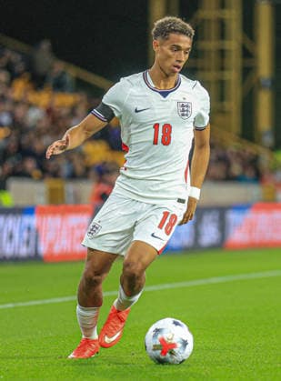 England Under 21 v Kazakhstan Under 21 UEFA EURO, EM, Europameisterschaft,Fussball U21, U 21 2027 Qualifiers Joshua King of England Under 21 in possession during the UEFA Euro U21 2027 Qualifiers match at Molineux, Wolverhampton 25 09 2026 UK Newspapers OUT Copyright: xBenxCookx FIL-23997-0010